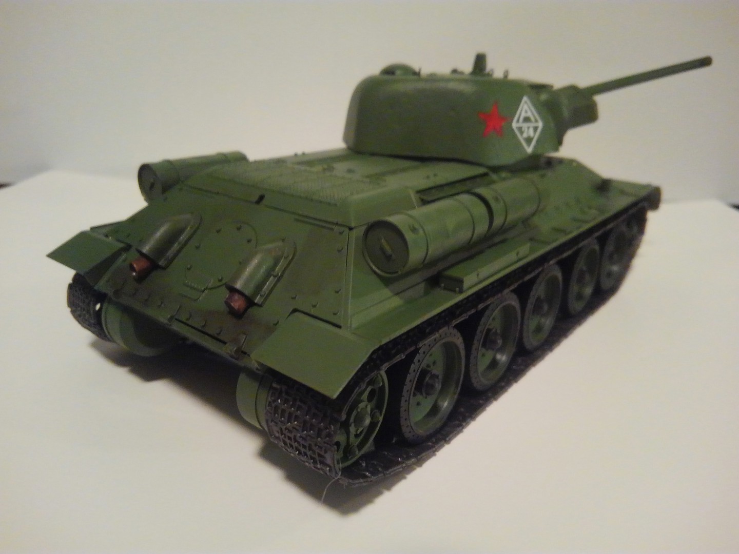 Russian T34/76 ChTZ Tank -- Plastic Model Military Vehicle Kit -- 1/35 ...