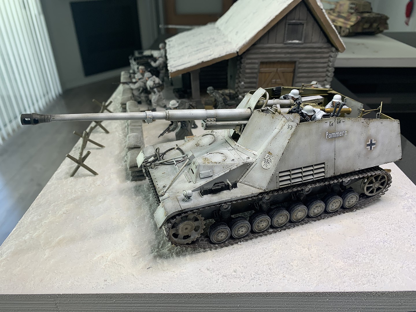 German Nashorn Heavy Tank Destroyer -- Plastic Model Military Vehicle