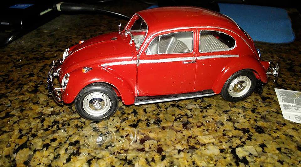1966 Volkswagen Beetle VW BUG Plastic Model Car Kit 1/24 Scale