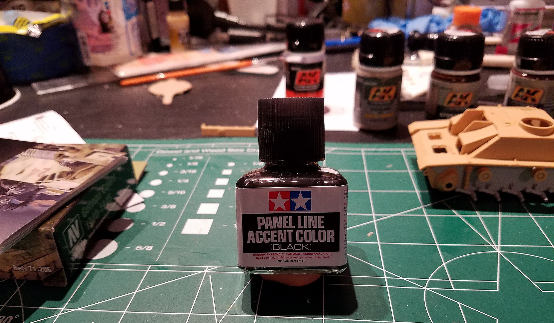 Panel line accent color black - 1 x 40ml. Paint manufactured by Tamiya  (ref. TAM87131, also 4950344871315 and 87131)