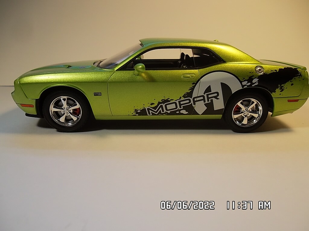 AMTPremium Hobbies 2010 Challenger SRT8 1:25 Scale Oman