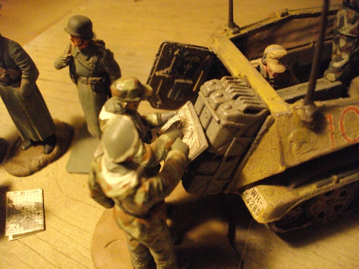 German Soldiers At Field Briefing Set Plastic Model Military Figure