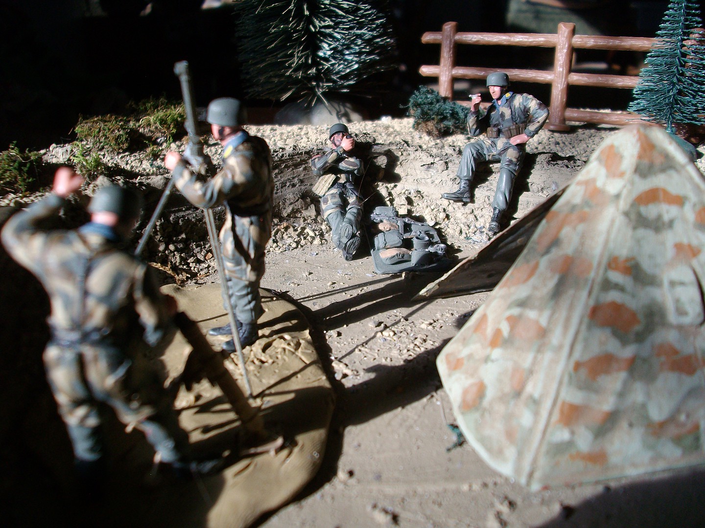 Fallschirmjager with Kurzer 8cm Gr.W.42 Team -- Plastic Model Military
