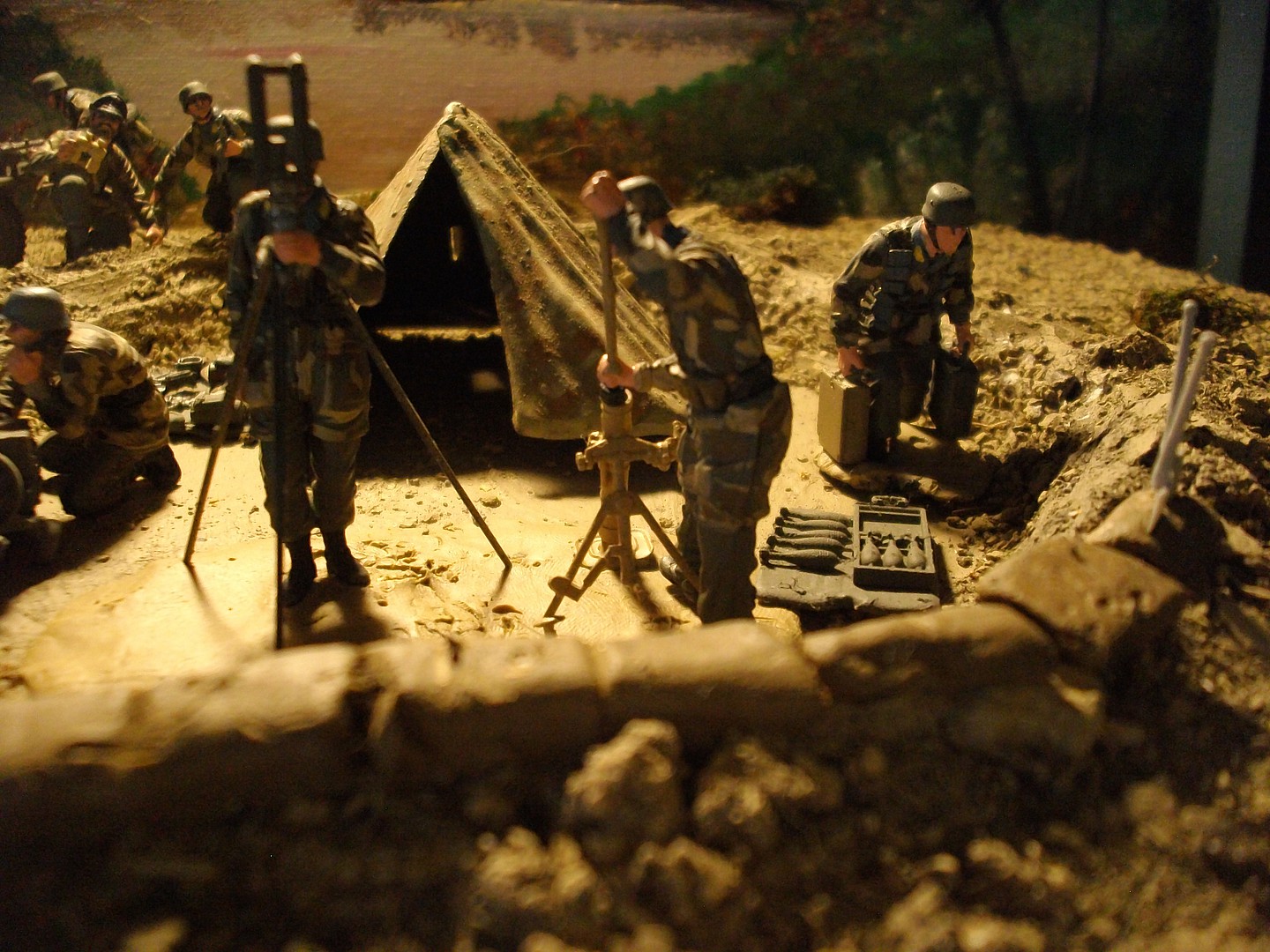 Fallschirmjager with Kurzer 8cm Gr.W.42 Team -- Plastic Model Military