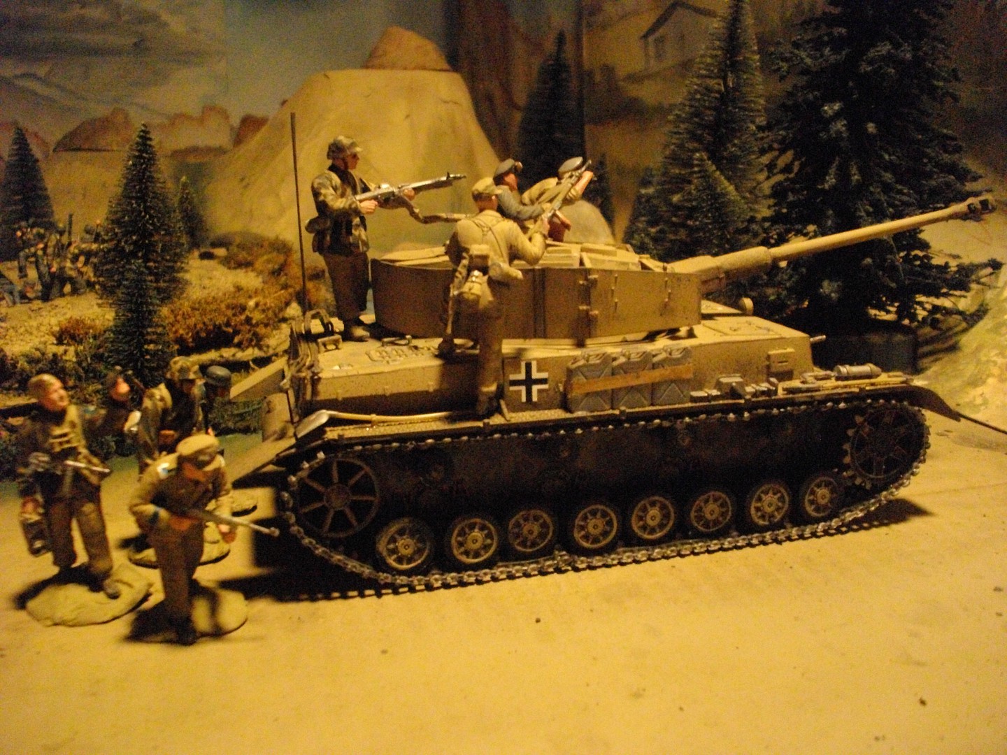 Panzer IV Plastic Model Tank Kit 1/32 Scale 857861 pictures