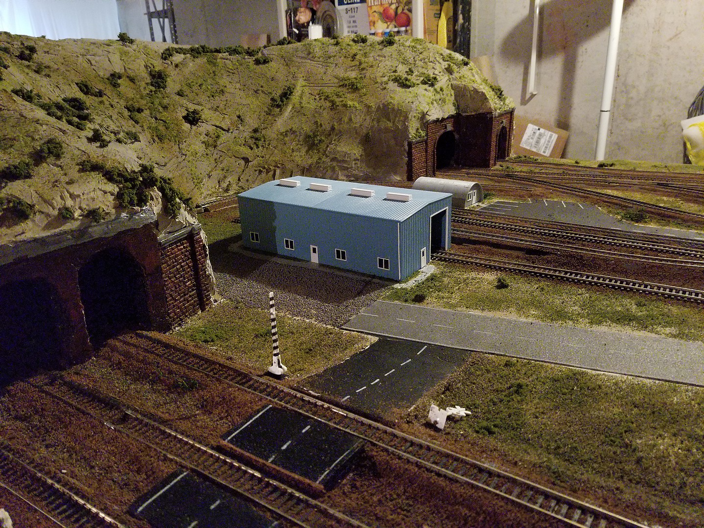 Modern Single or Double Stall Engine House Kit HO Scale Model