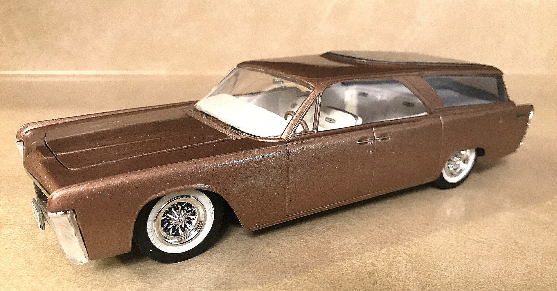 1965 Lincoln Continental Plastic Model Car Kit 1/25 Scale