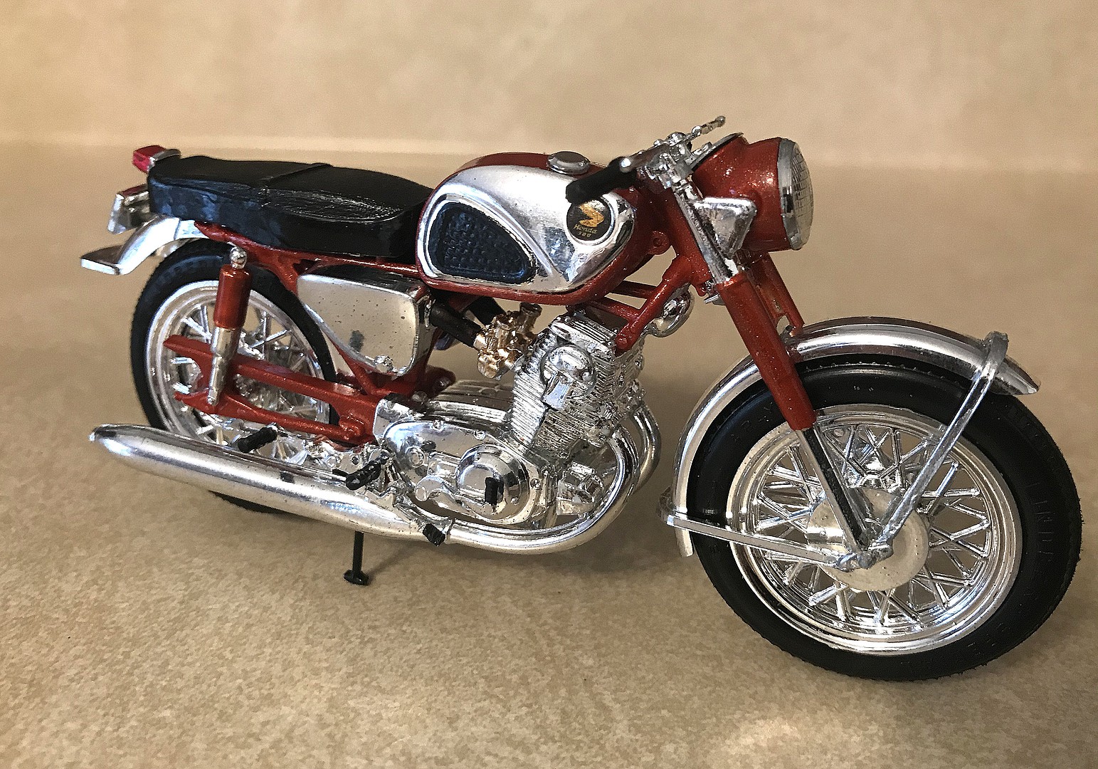 Honda Super Hawk Motorcycle -- Plastic Model Motorcycle Kit -- 1/16