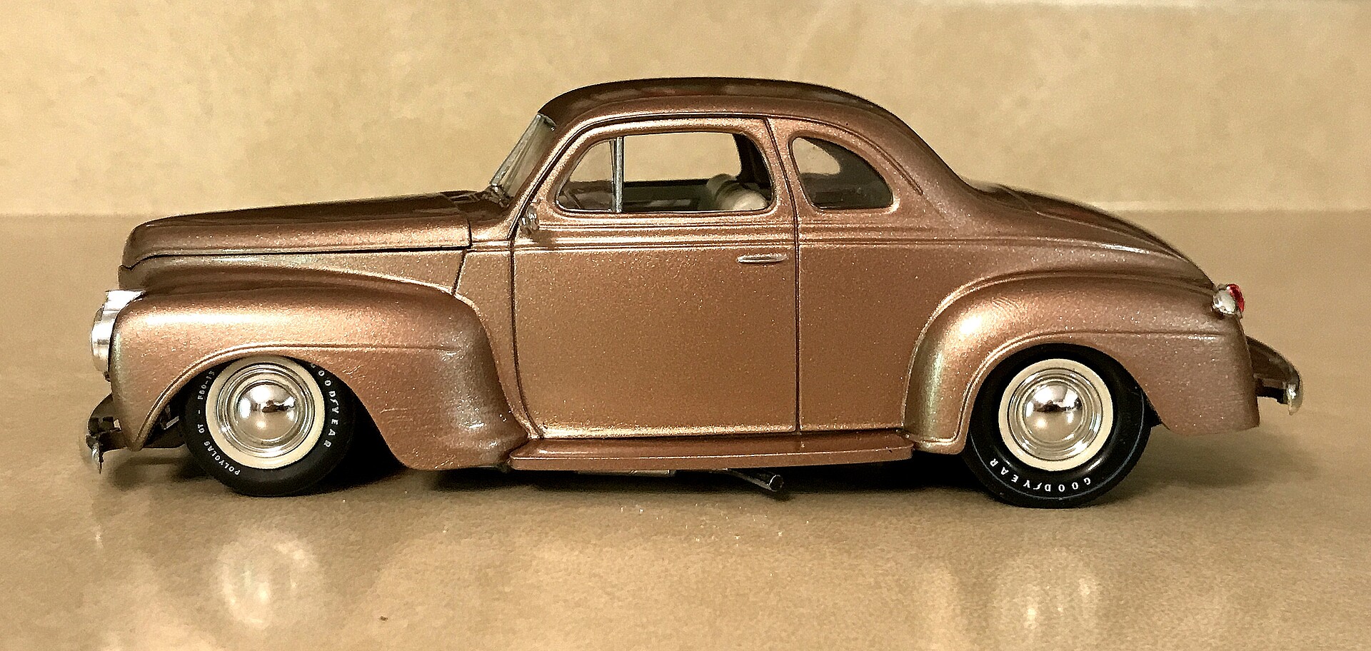 1941 Plymouth Coupe Coca-Cola -- Plastic Model Car Vehicle Kit -- 1/25 ...