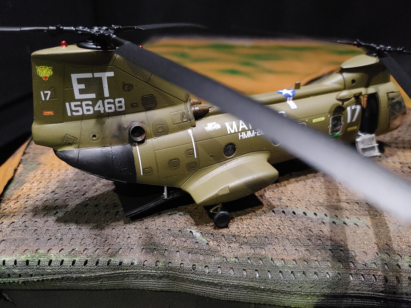 CH46 Sea Knight American Plastic Model Helicopter Kit 1/72 Scale