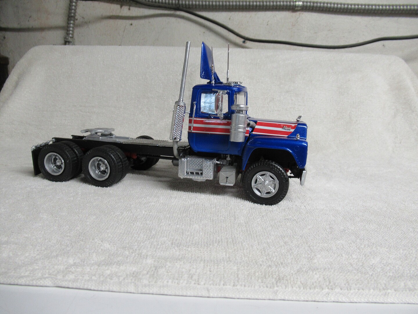 Mack R685ST Semi Tractor Pictures