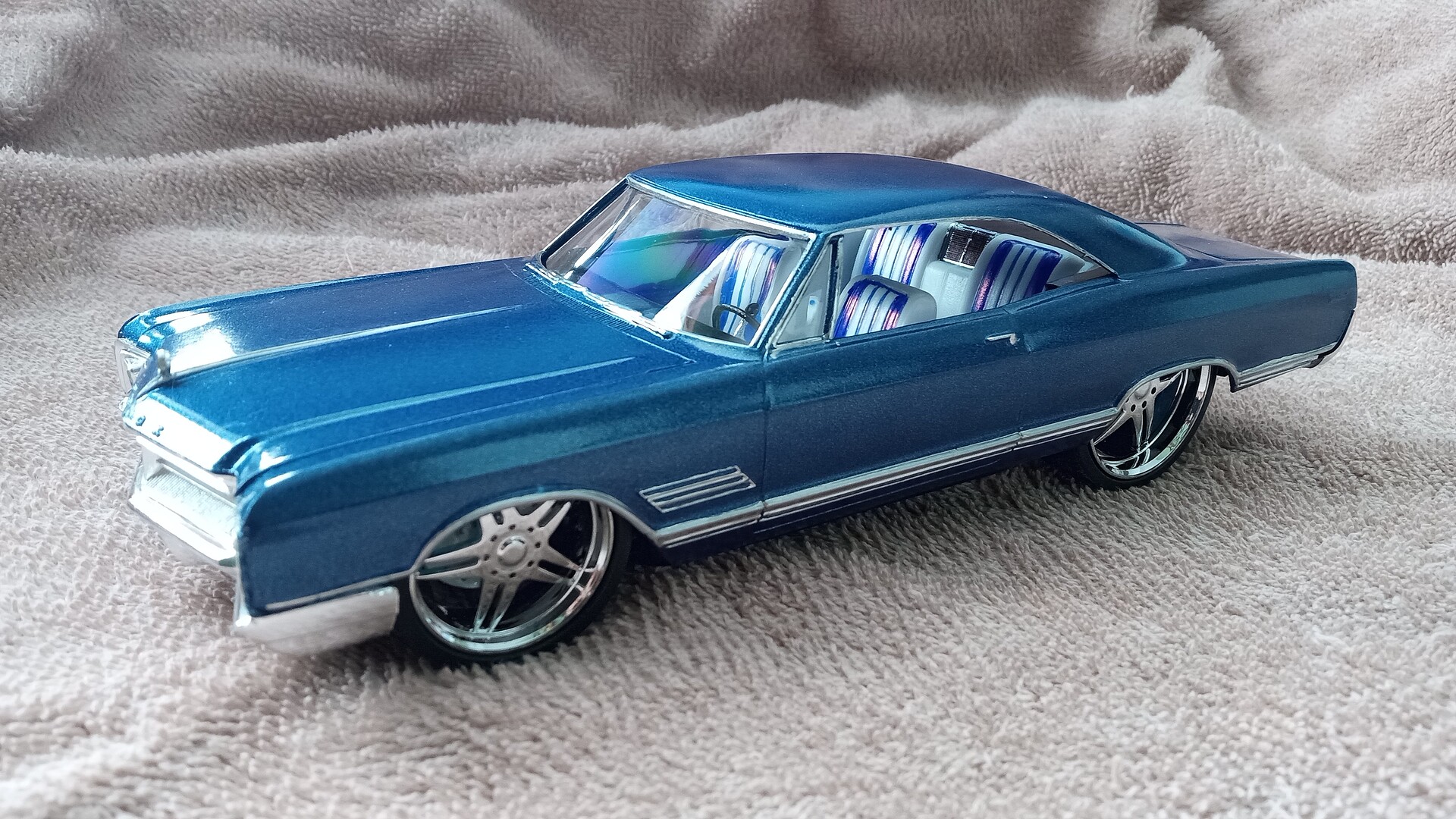 AMT 1966 Buick Wildcat Plastic Model Car Vehicle Kit 1/25 Scale #1175