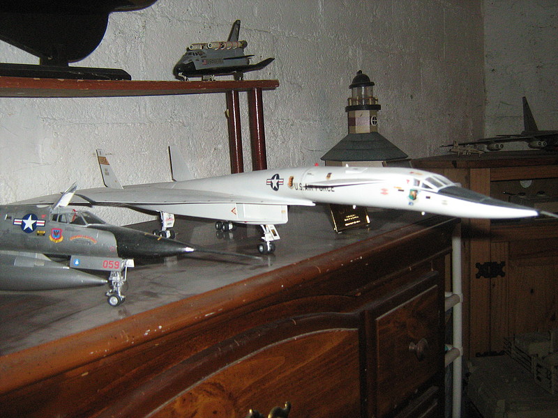 XB-70A-1 Valkyrie -- Plastic Model Airplane Kit -- 1/72 Scale -- #1282 ...