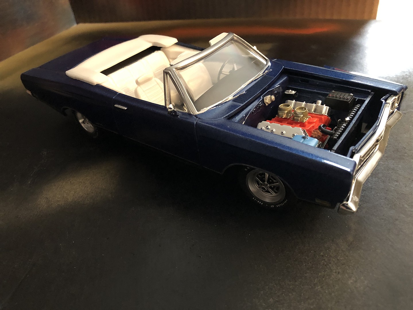 Kit Maquette Plymouth GTX Cabriolet 1969 – AMT 1:25 En Plastique à Monter, Neuf