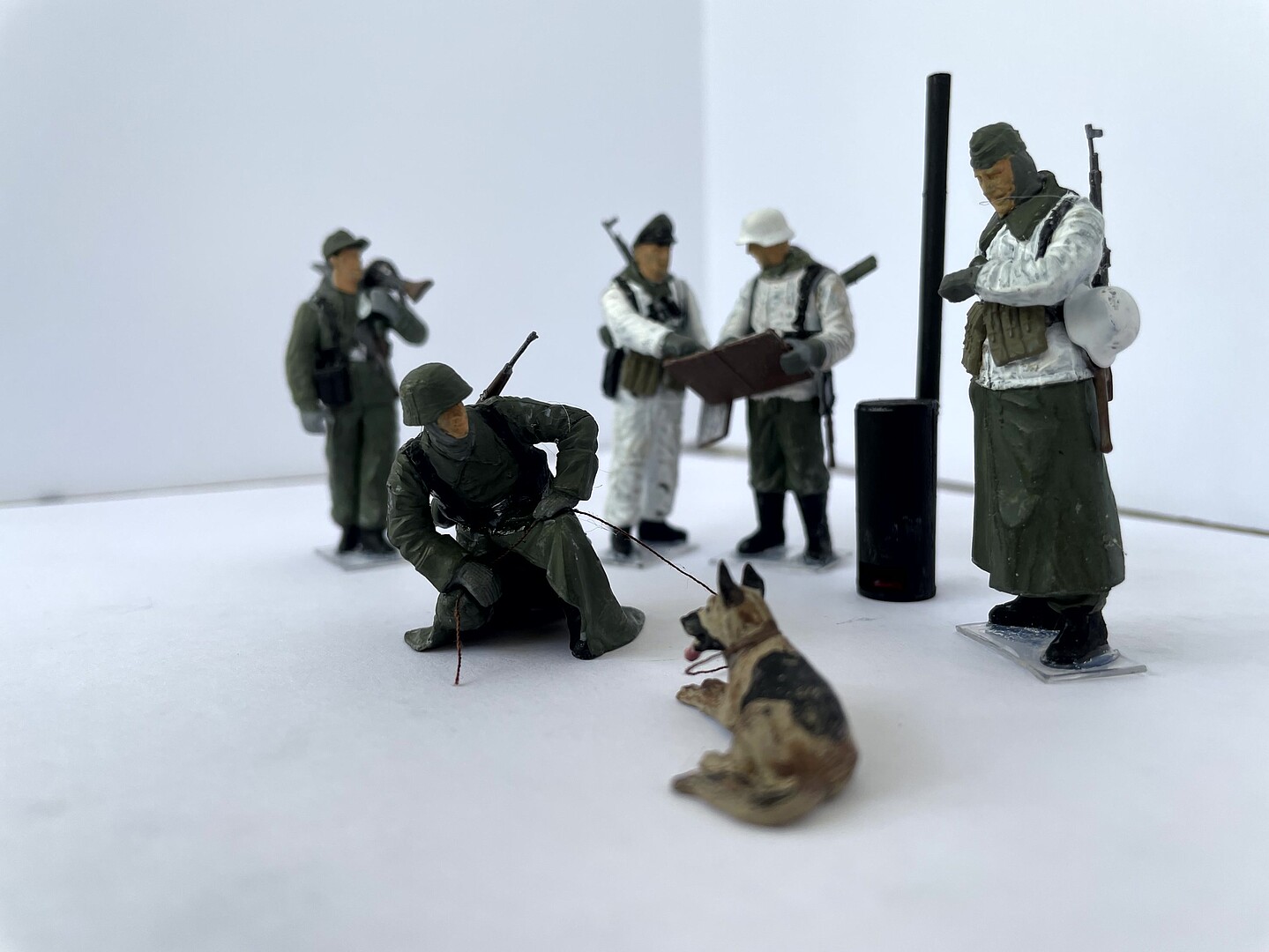 German Soldiers At Field Briefing Set Plastic Model Military Figure