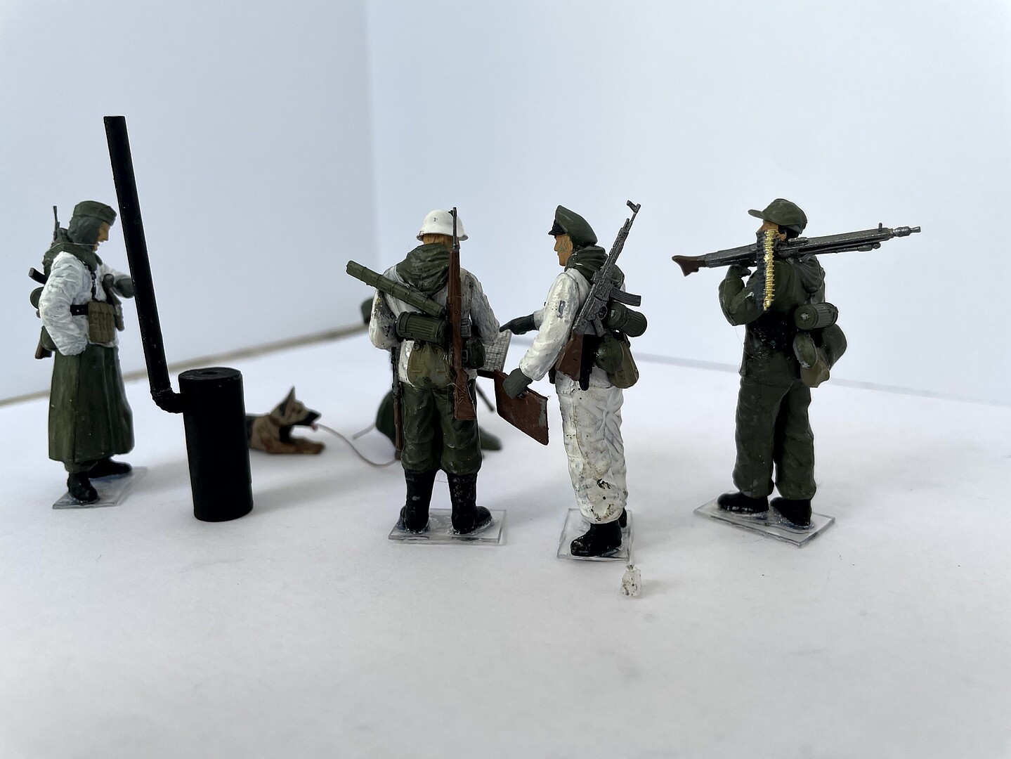 German Soldiers At Field Briefing Set Plastic Model Military Figure