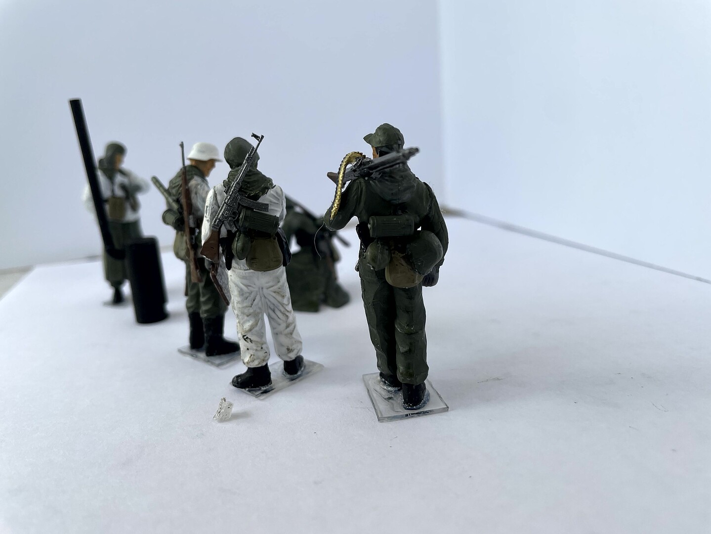 German Soldiers At Field Briefing Set Plastic Model Military Figure