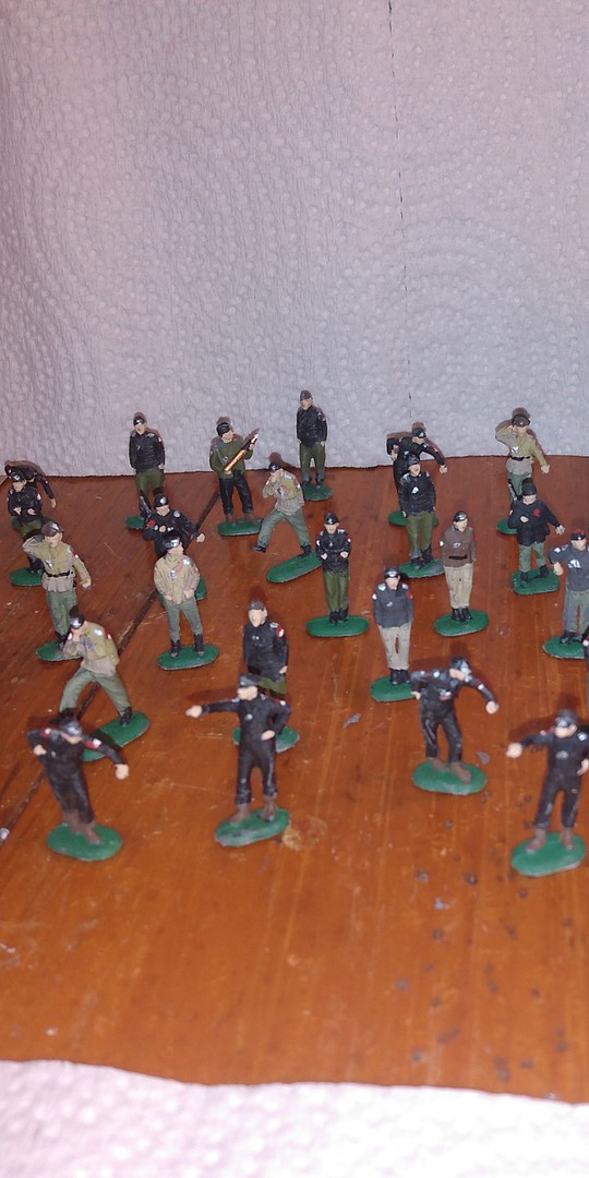 WWII German Panzer Soldiers (52) -- Plastic Model Military Figure -- 1/ ...