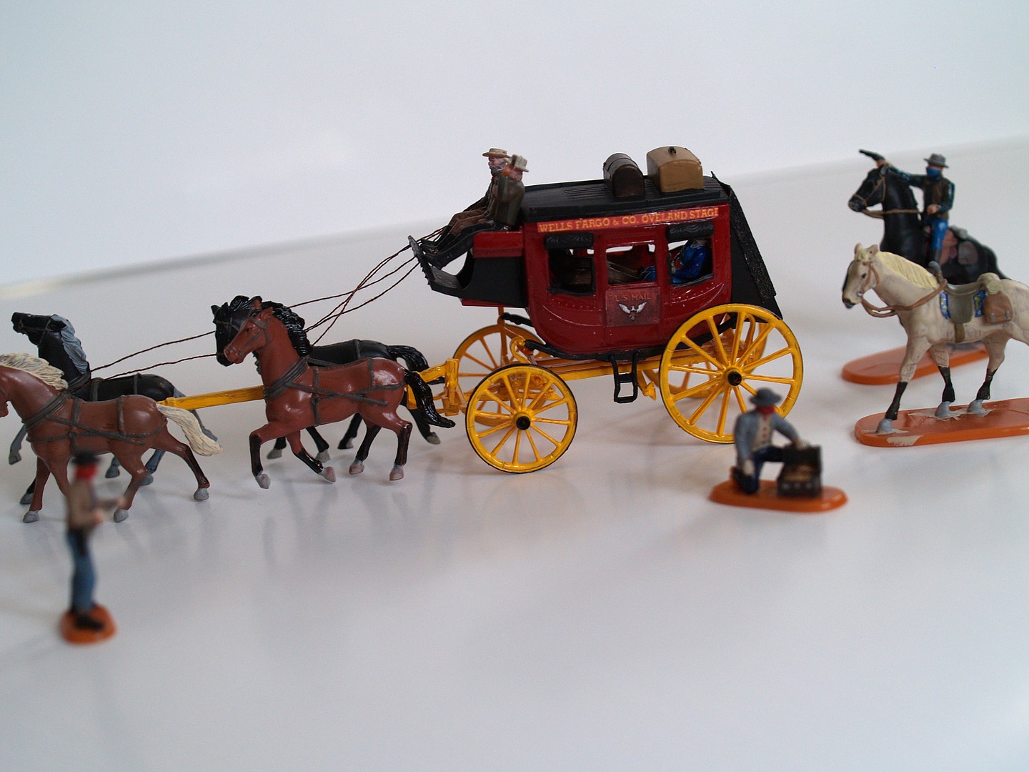 STAGECOACH WITH HORSES and COWBOY PLAYSET 1:24/1:32 scale ALL NEW 