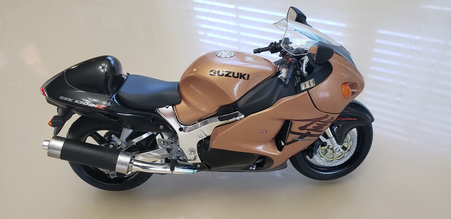 Suzuki GSX 1300R Hayabusa Bike -- Plastic Model Motorcycle Kit -- 1/12