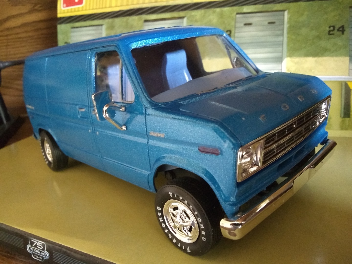 "77 Ford "Cruising Van" Retro Deluxe 1/25 Scale Plastic Model Kit AMT1108 