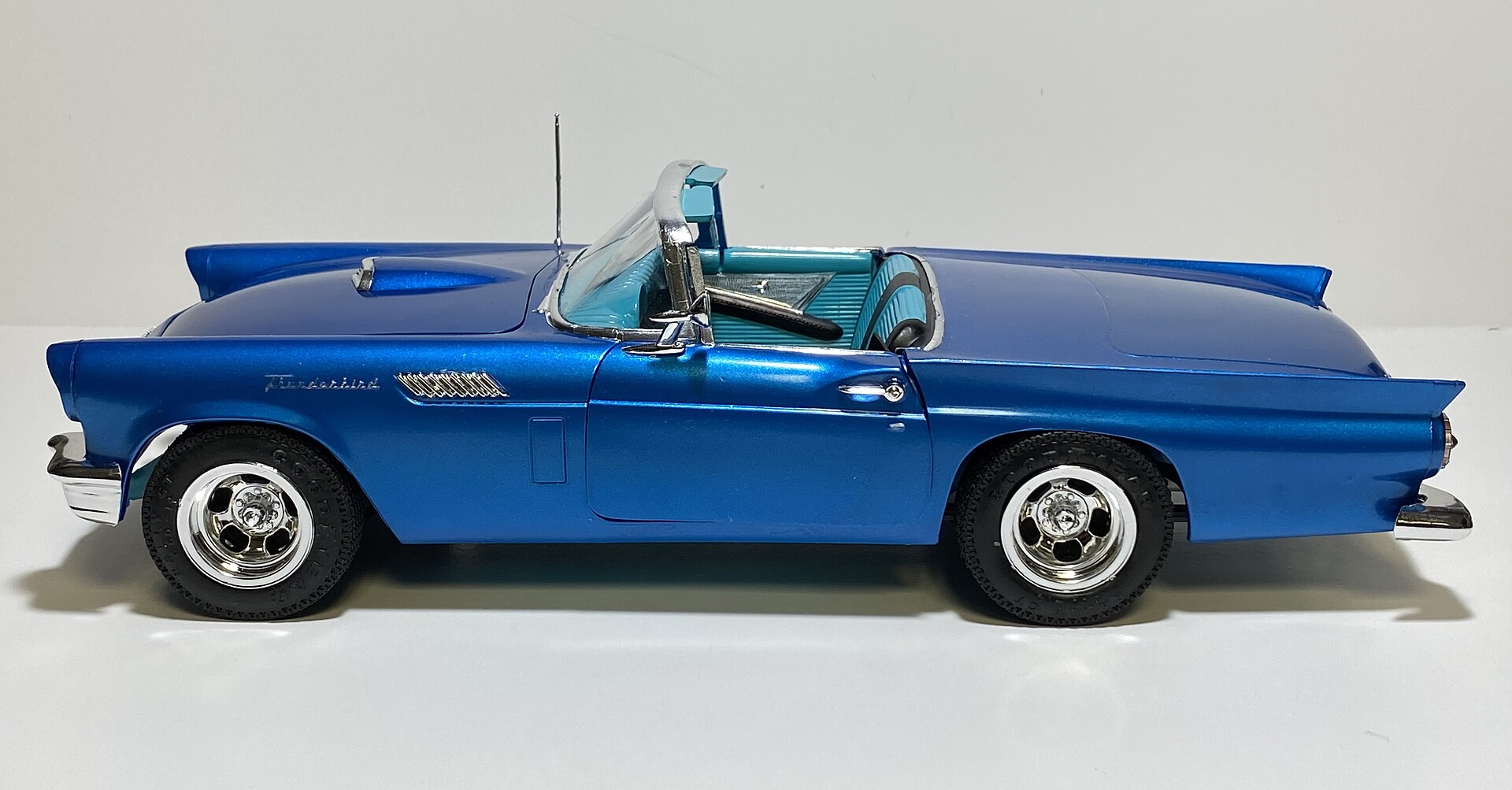 1957 Ford Thunderbird Plastic Model Car Vehicle Kit 1/16 Scale