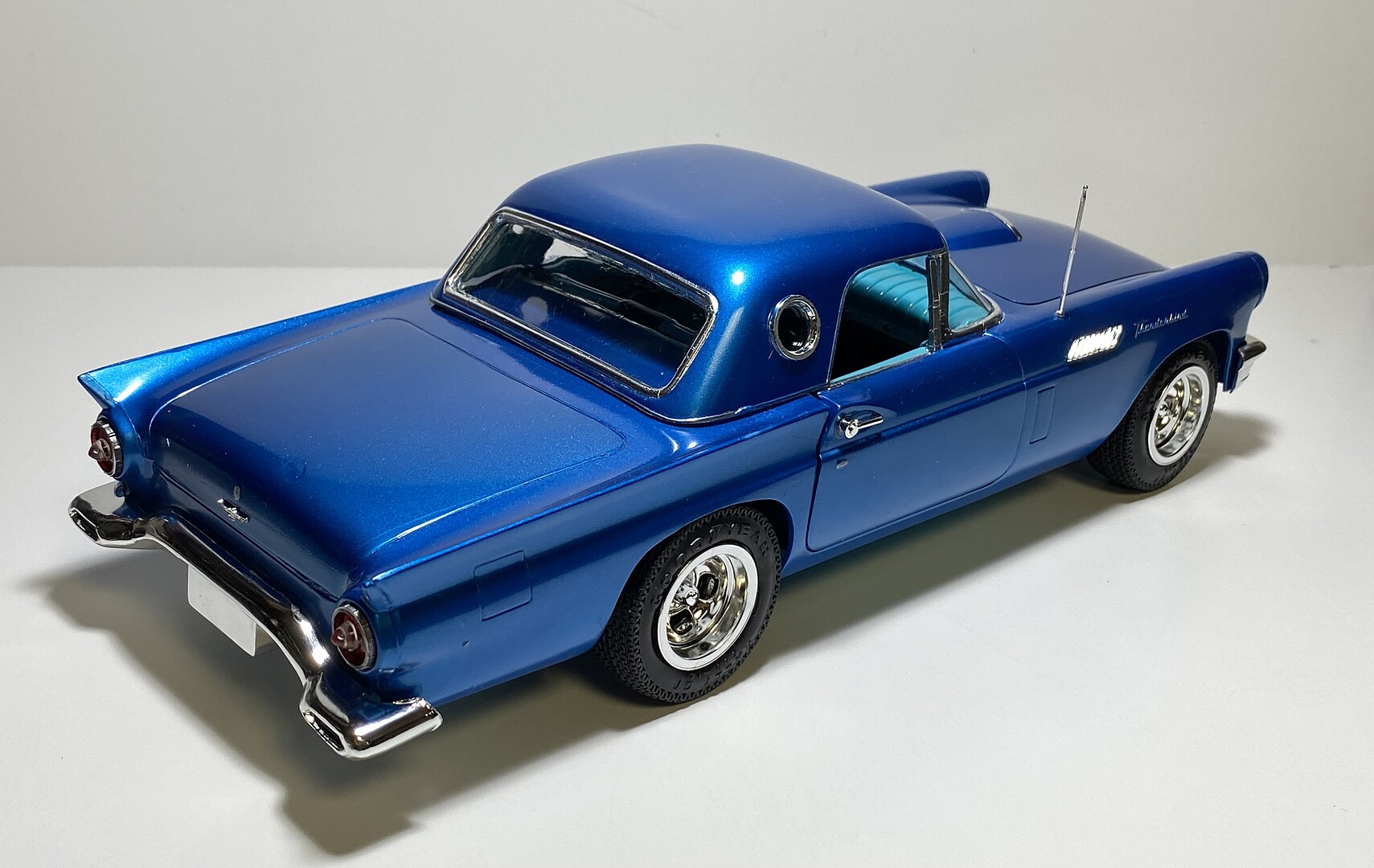 1957 Ford Thunderbird Plastic Model Car Vehicle Kit 1/16 Scale