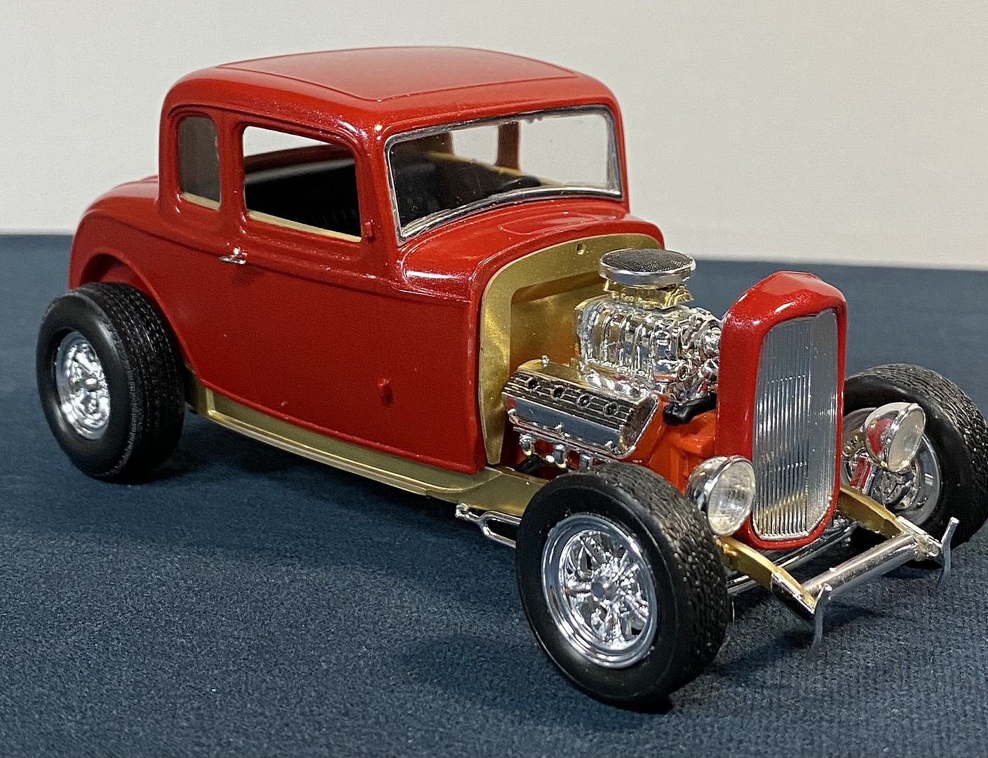 1932 Ford 5 Window Coupe Plastic Model Car Kit 1/25 Scale