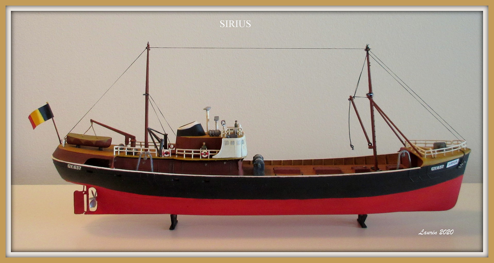 North Sea Trawler -- Plastic Model Ship Kit -- 1/142 Scale