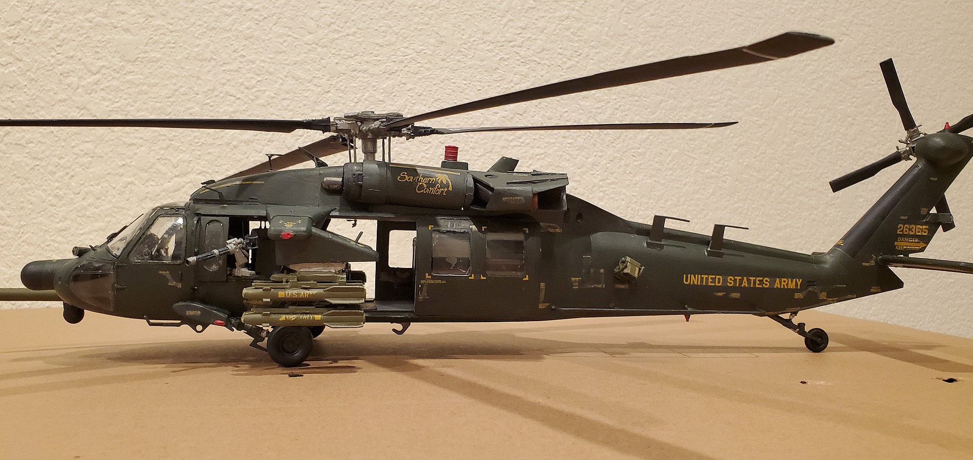 AH-60L Blackhawk DAP -- Plastic Model Helicopter Kit -- 1/35 Scale ...