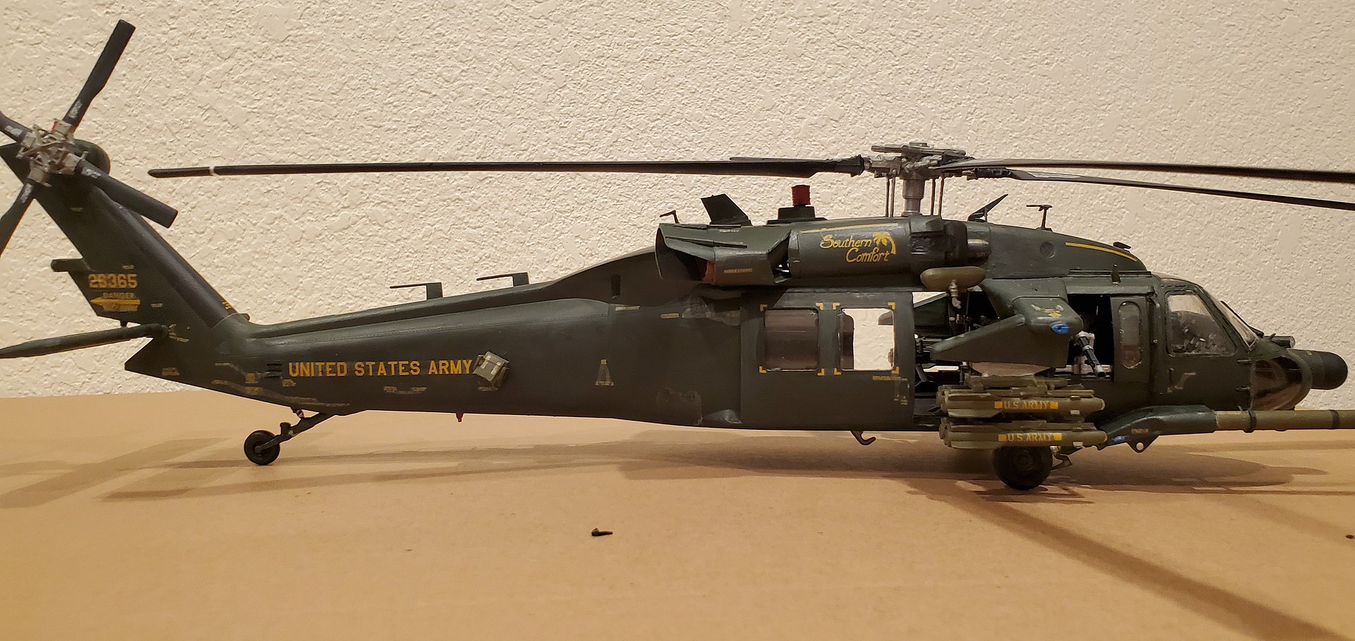 AH-60L Blackhawk DAP -- Plastic Model Helicopter Kit -- 1/35 Scale ...