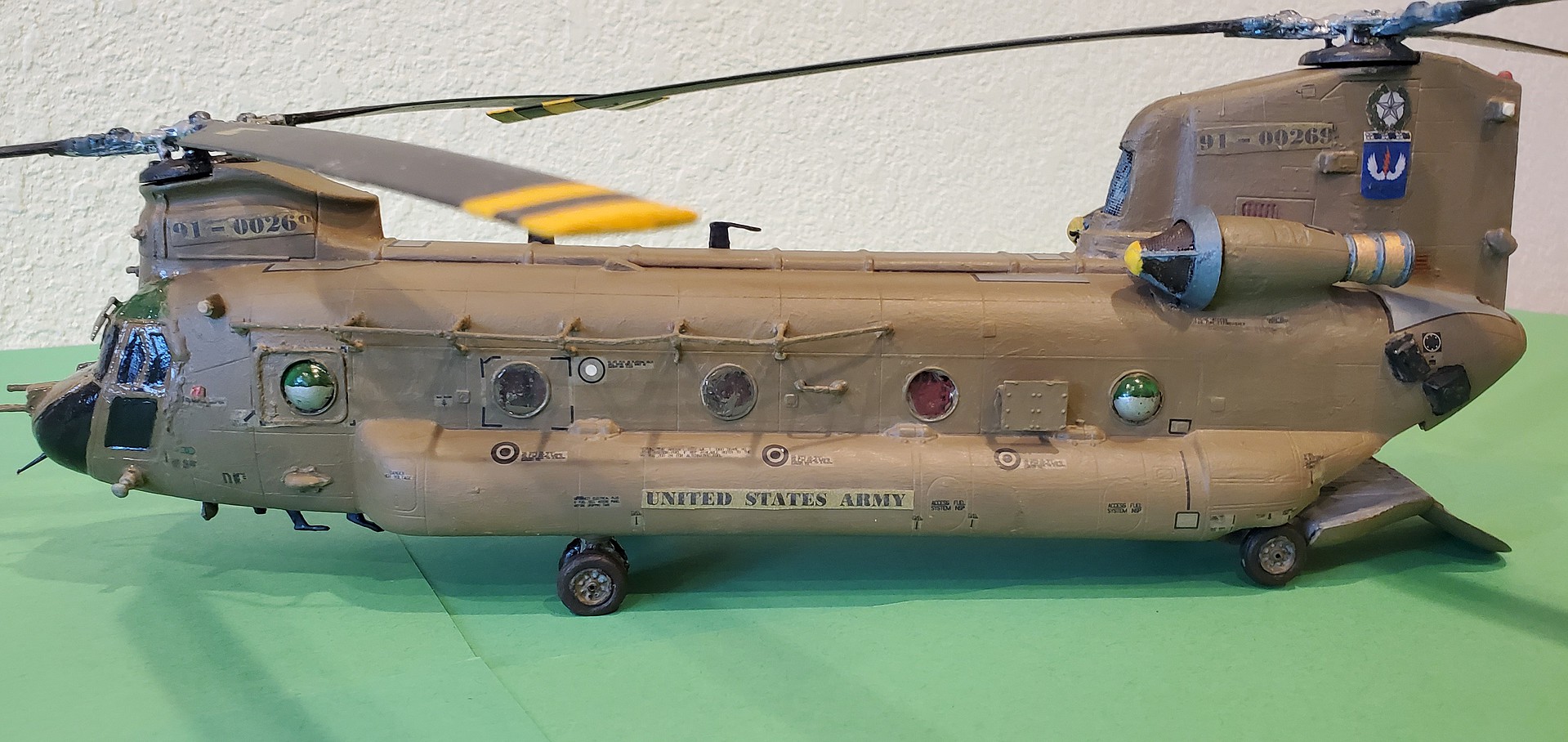 Italeri Chinook HC.1/CH-47D Plastic Model Helicopter Kit 1/48 