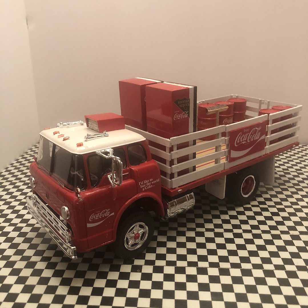 AMT Ford Stake Bed/Coke Machine Plastic Model Truck Kit 1/25 Scale