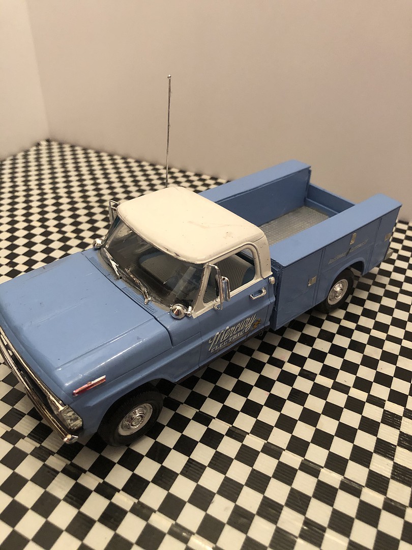 1967 Ford F100 Service Bed Pickup Truck -- Plastic Model Vehicle Kit 