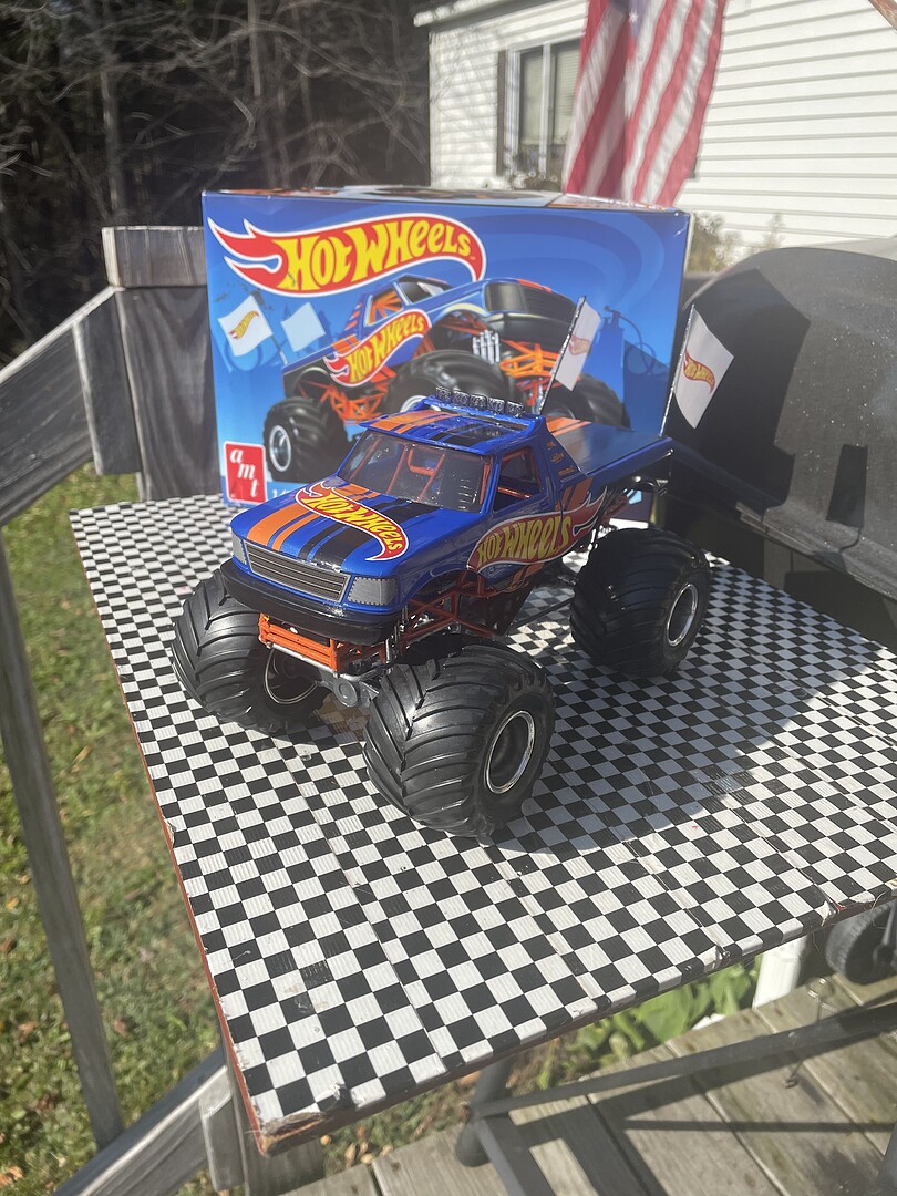 AMT Hot Wheels Race Team Monster Truck 1:25 Scale Plastic Model Car Kit  1256