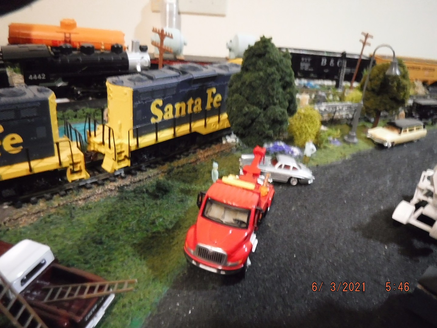 thumbnail interactive-video image 1 of Walthers HO Scale 4300 Tow Truck - Red | 1:87 Scale Model For Layouts 1 of 6