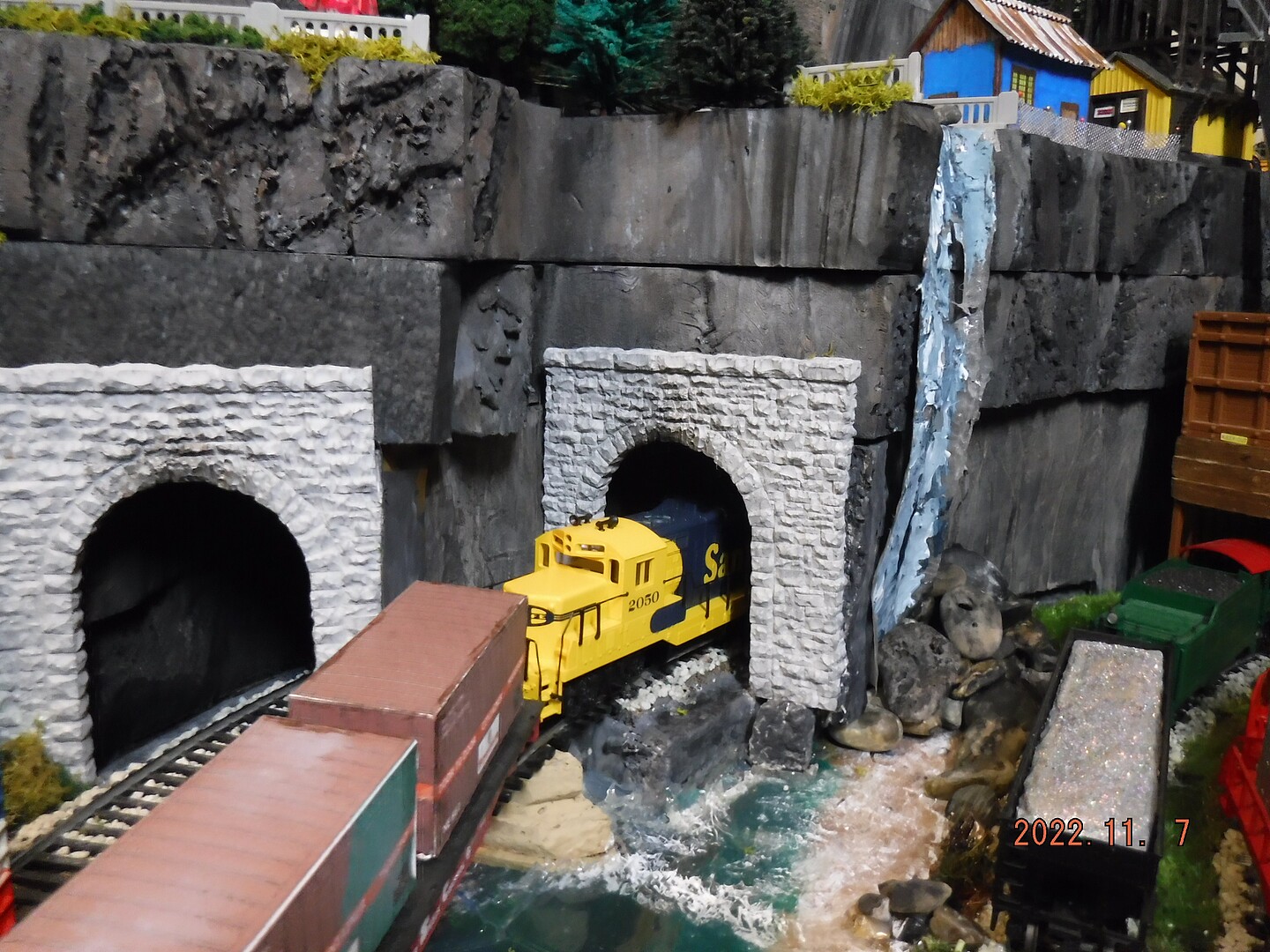 single-track-random-stone-tunnel-portal-ho-scale-model-railroad