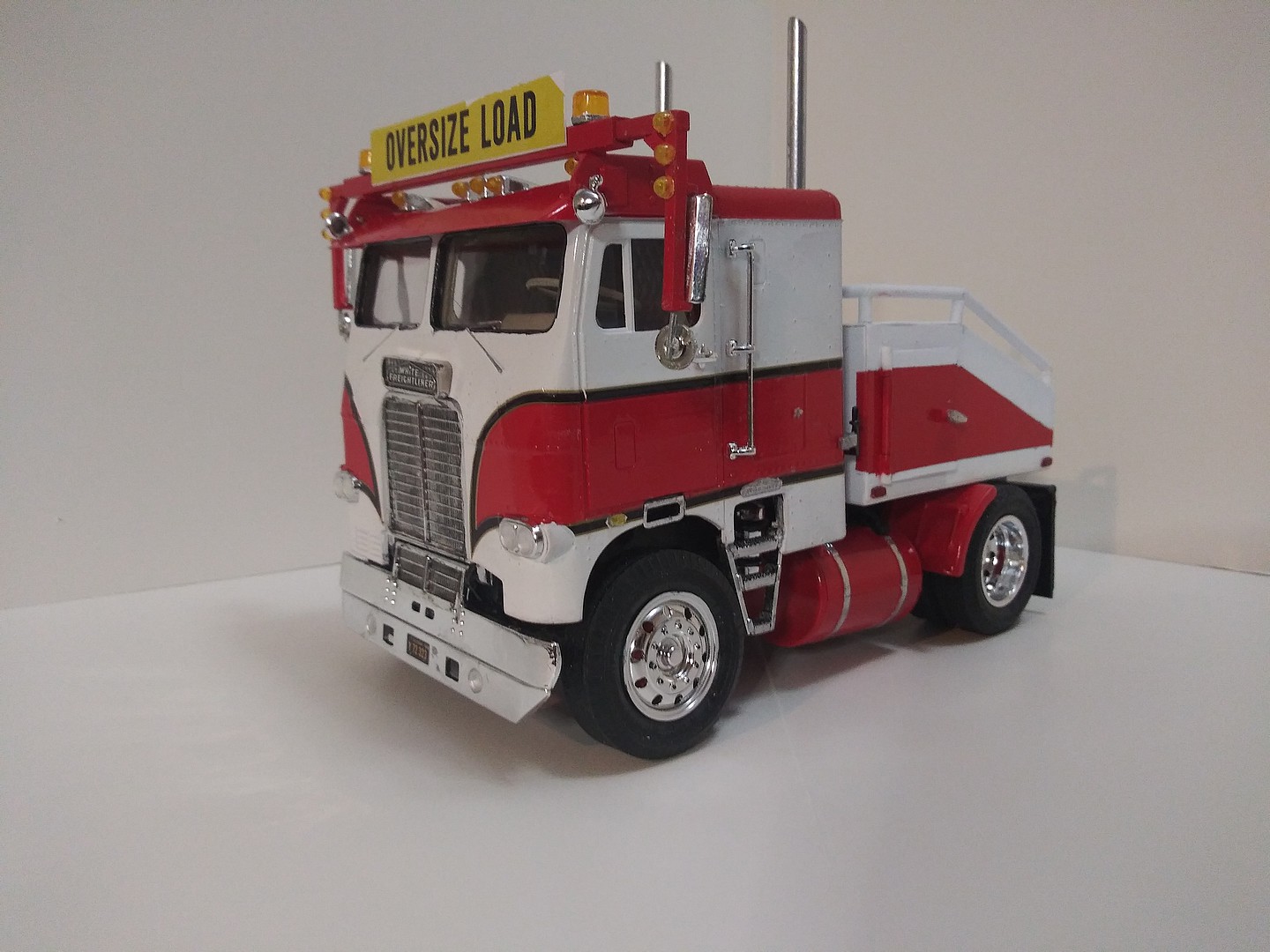 Model Kit AMT WHITE FREIGHTLINER 2-IN-1 SD-DD CABOVER TRACTOR
