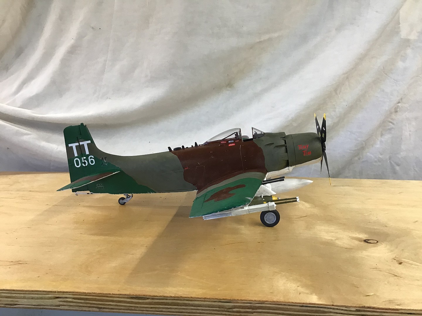 A1j Ad7 Skyraider Aircraft -- Plastic Model Airplane Kit -- 1 32 Scale 