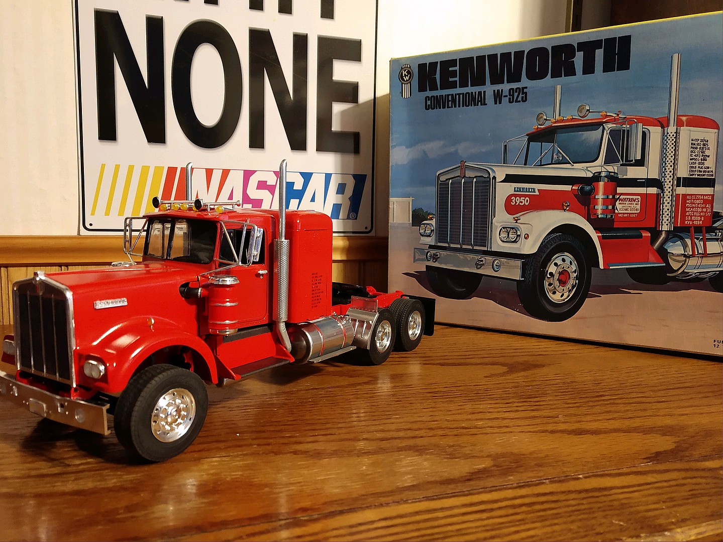 Kenworth W925 Conventional Semi Tractor -- Plastic Model Truck Kit