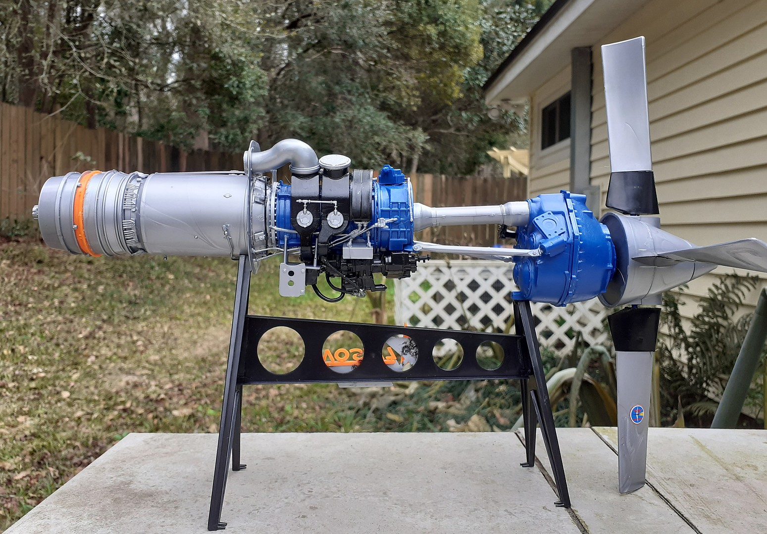 プラモデル　 Allison 501-D13 Prop-Jet Engine Amazon.com: ATLANTIS TOY & HOBBY Plastic Model Kit-Allision