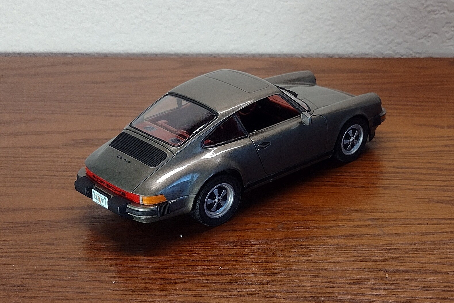 Model Porsche 911 Carrera 3.2 Targa 1984 to glue and paint 1/24 Revell 07689