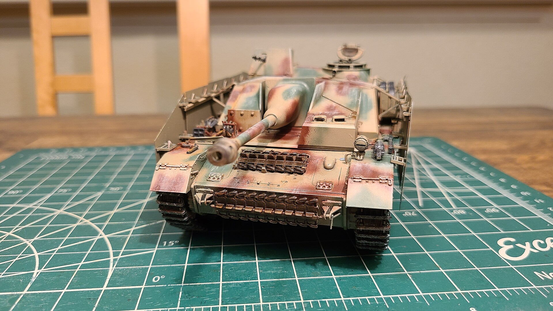 Sd.Kfz.167 StuG.IV Early Production Plastic Model Military Tank Kit