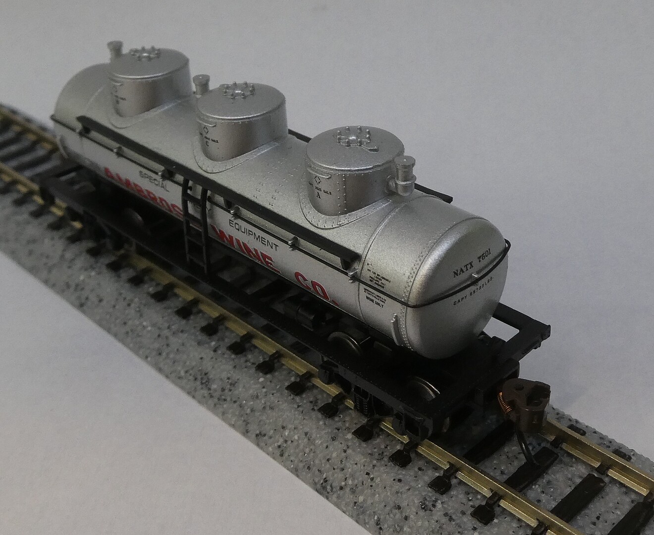 40-3-dome-tank-car-ambrose-wine-co-7501-n-scale-model-train