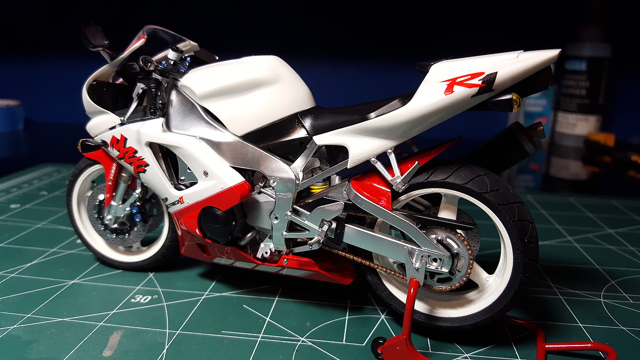 Maquette moto Yamaha R1 Tamiya 1/12 YZF 1000 R1 1998 miniature à monter 