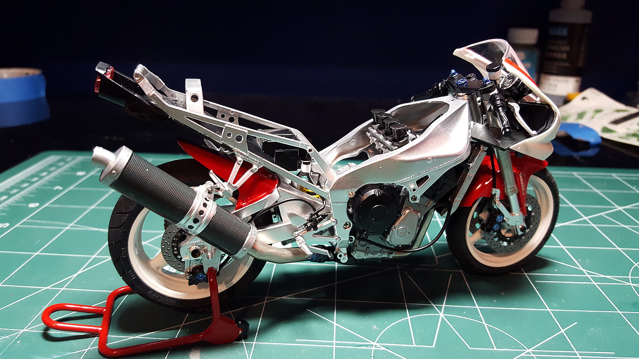 Yamaha YZFR1Bike Plastic Model Motorcycle Kit 1/12 Scale 14073 pictures by