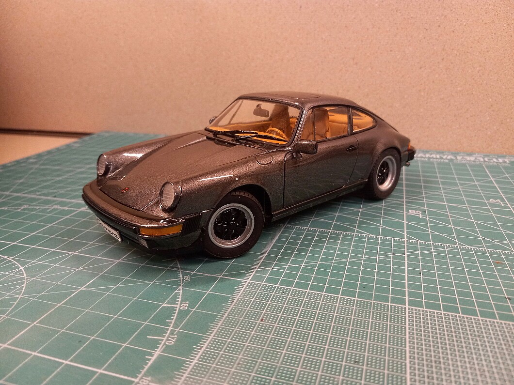 Model Porsche 911 Carrera 3.2 Coupe 1973 to glue and paint 1/24 Revell 07688