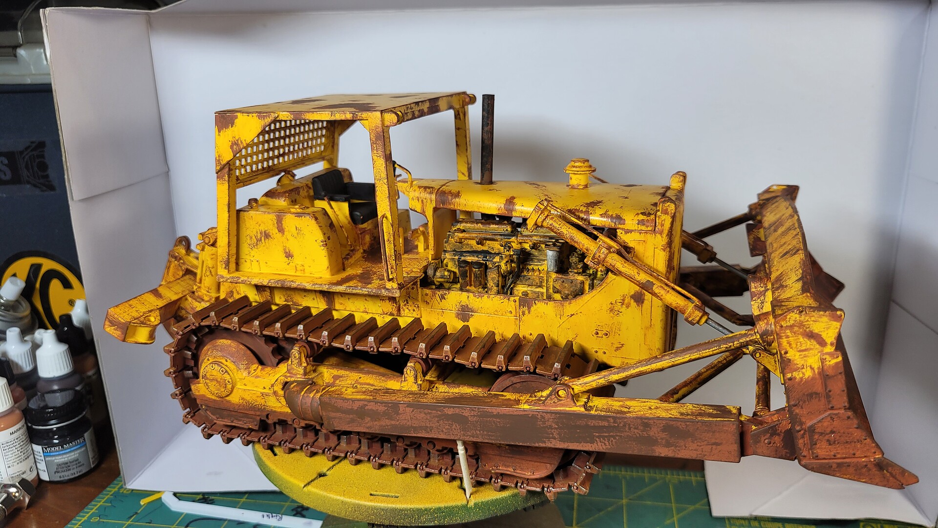 Construction Bulldozer Plastic Model Tractor Kit 1/25 Scale