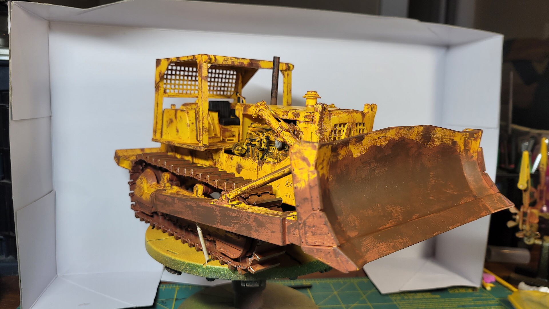 Construction Bulldozer Plastic Model Tractor Kit 1/25 Scale