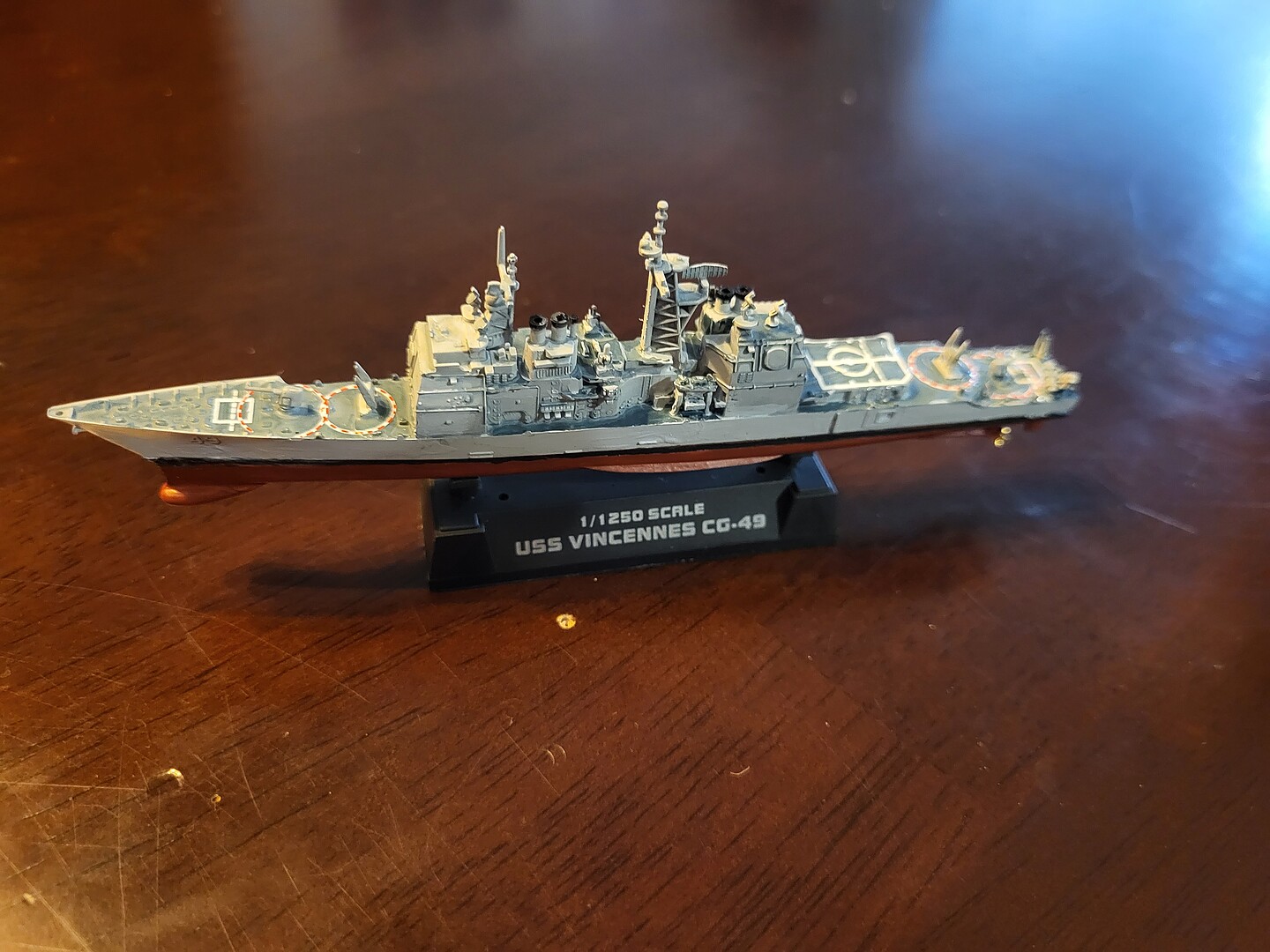 Uss vincennes cg 49 plastic model military ship kit 1 1250 scale